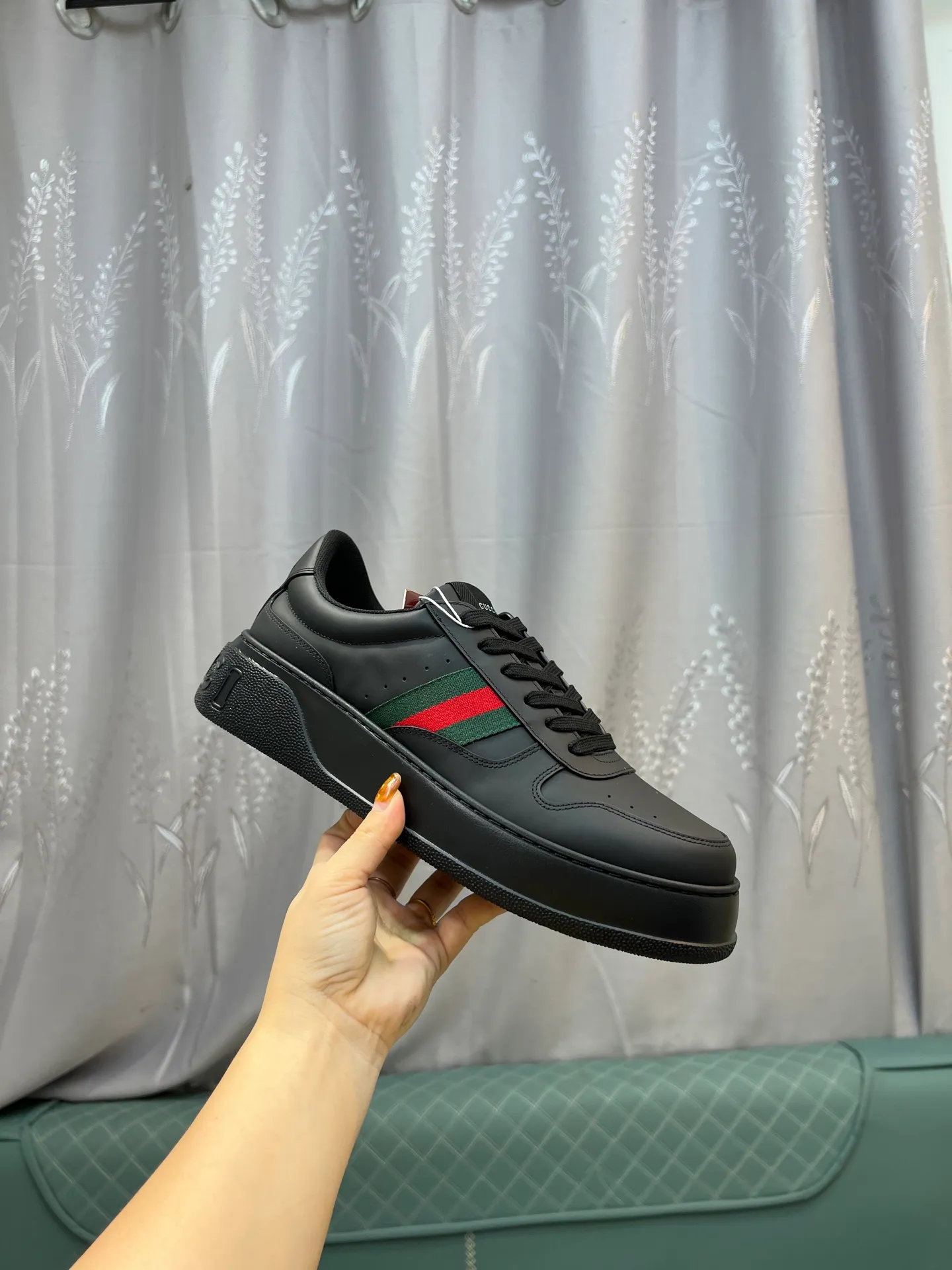 Men's men's shoes💰640 Gucci counter's latest couple's biscuit shoes‼ ️ 👑Purchasing agent level Gucci’s latest IP lightweight thick-soled white shoes can be put on your feet in seconds**4CM! ! Simple, easy to match and full of retro charm ~ the latest anti-counterfeiting cloth label on the tongue. And with electronic chip anti-counterfeiting.   The upper is made of imported environmentally friendly water-dyed calfskin, with a +1:1 fly-woven mesh surface to absorb sweat and an inner lining! Fly-knitted leather molded latex insole. Original IP lightweight outsole, one-piece injection molding, super comfortable and elastic, size male 39-44 (male 38.45 46 customized)